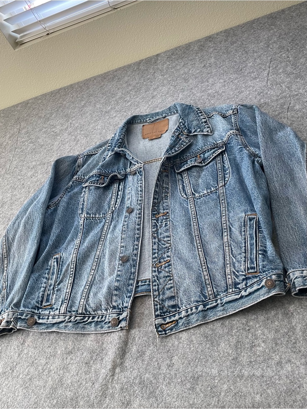 American Eagle Jean Jacket Womens M Blue Denim Trucker Faded Wash 100% Cotton - Picture 3 of 14